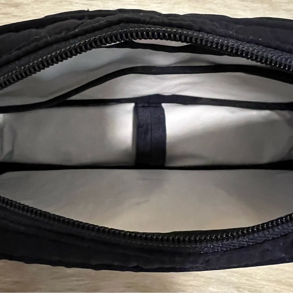 VERA BRADLEY Classic Navy Microfiber Travel Medicine Cosmetic Case Quilted - Picture 11 of 13